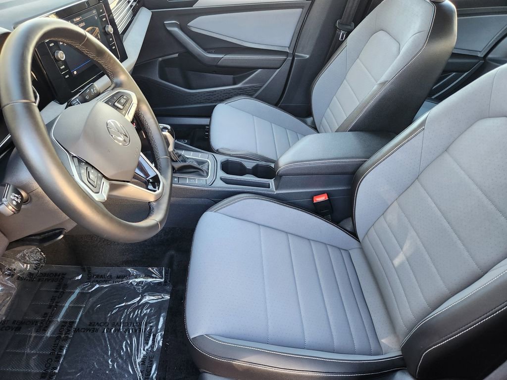 Certified 2025 Volkswagen Jetta SE image 7