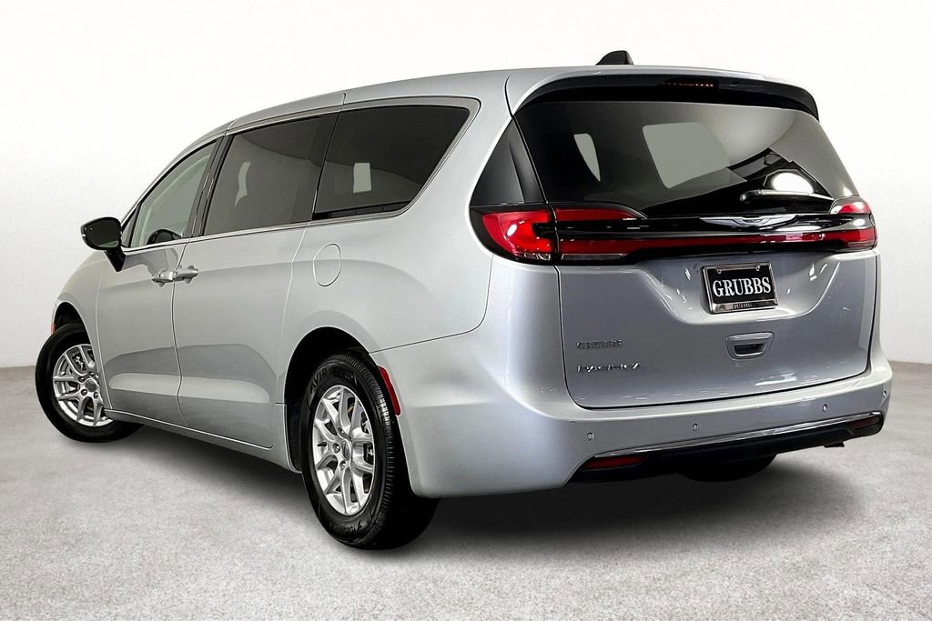 Used 2024 Chrysler Pacifica Touring-L image 17