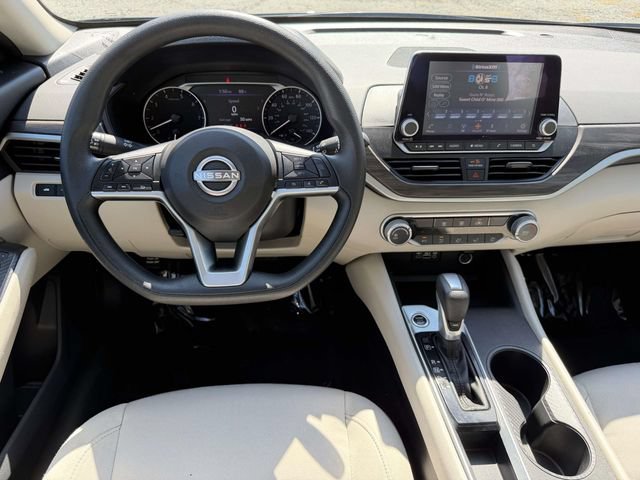 Used 2025 Nissan Altima 2.5 SV FWD image 3