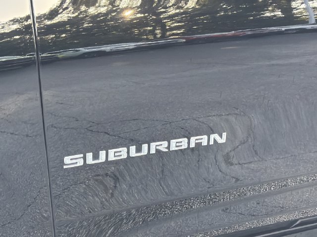 Used 2025 Chevrolet Suburban LT RWD image 7