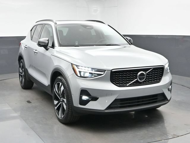 Used 2025 Volvo XC40 B5 Plus AWD/4WD image 2