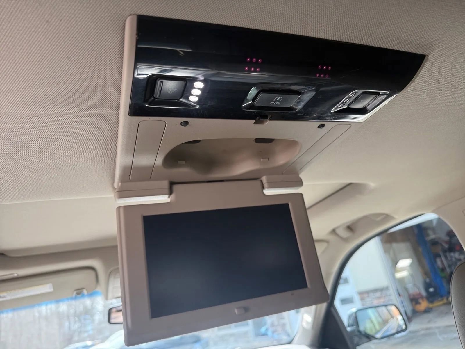 Used 2018 Chevrolet Tahoe LT w/ LT Signature Package AWD/4WD image 25