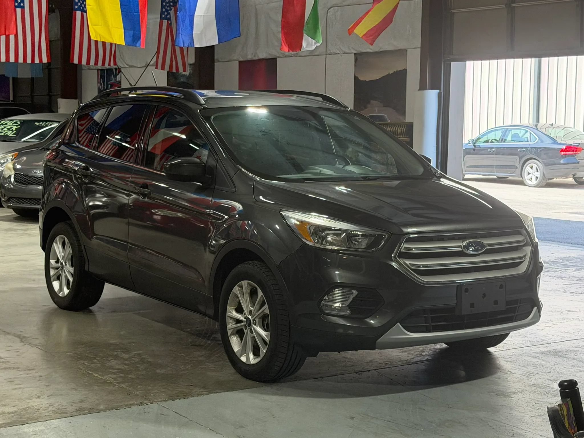 Used 2018 Ford Escape SE w/ SE Sync 3 Package AWD/4WD image 1