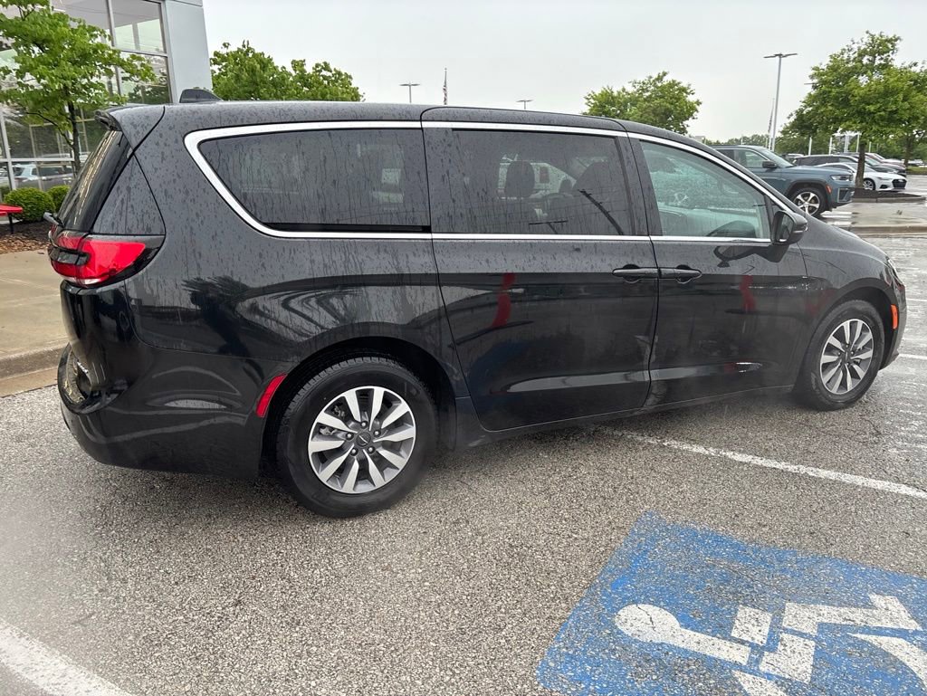 Used 2023 Chrysler Pacifica Touring-L FWD image 26