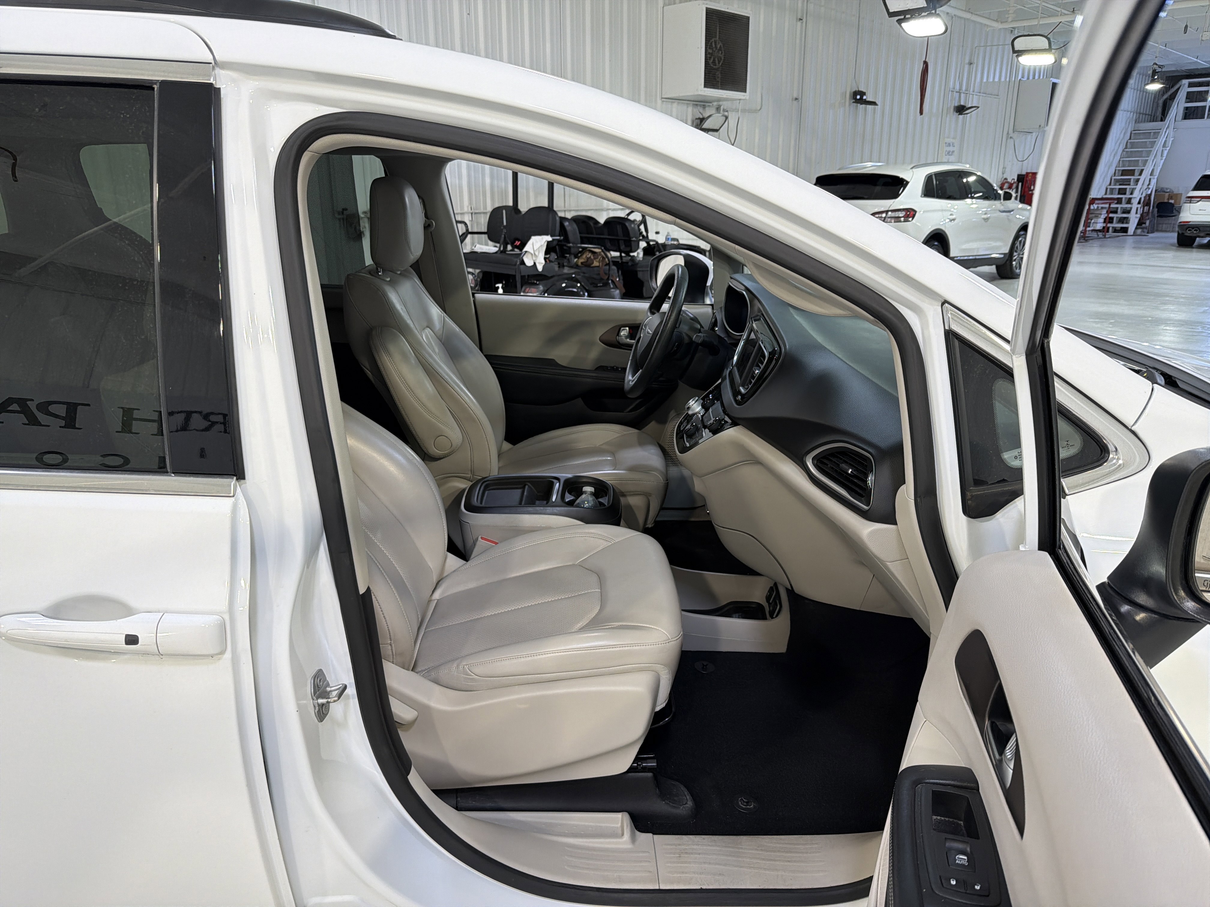 Used 2021 Chrysler Voyager Lxi image 14