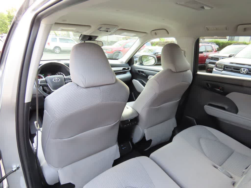 Used 2022 Toyota Highlander LE AWD/4WD image 17