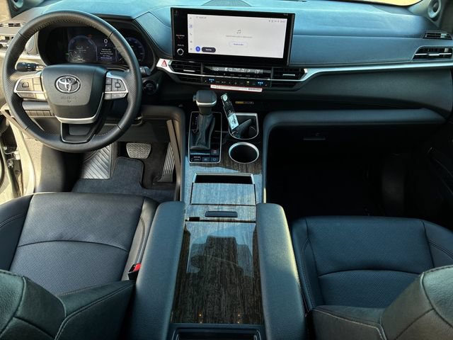 Used 2026 Toyota Sienna Limited FWD image 9