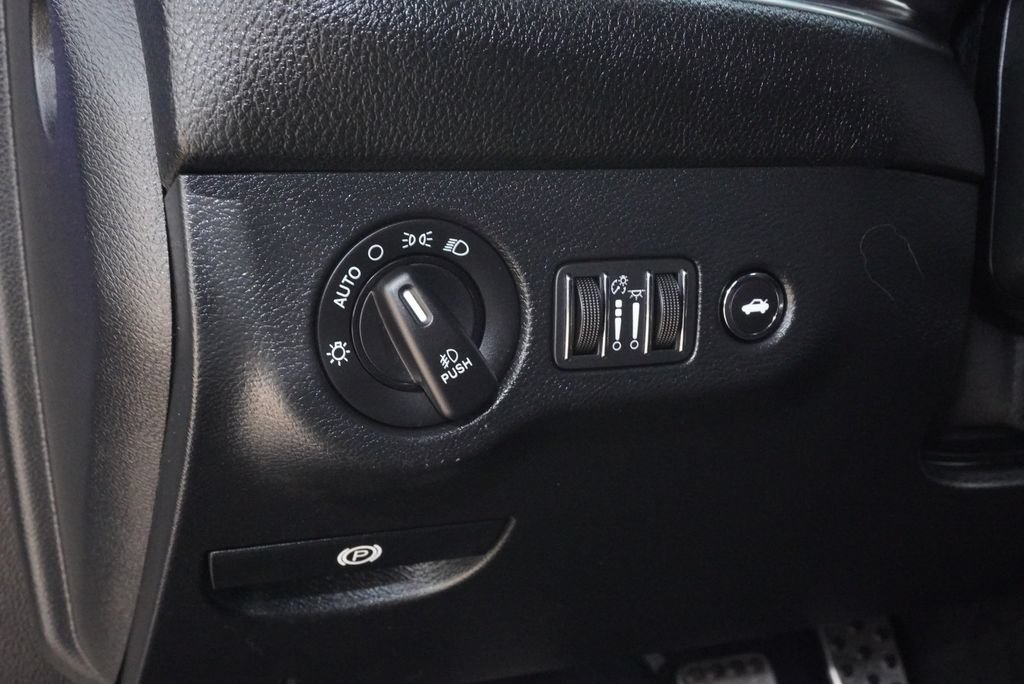 Used 2018 Dodge Challenger R/T w/ Driver Convenience Group RWD image 24