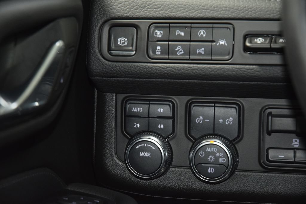 Used 2024 GMC Yukon XL Denali w/ Advanced Technology Package AWD/4WD image 37