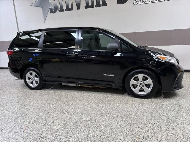 Used 2020 Toyota Sienna L FWD image 30