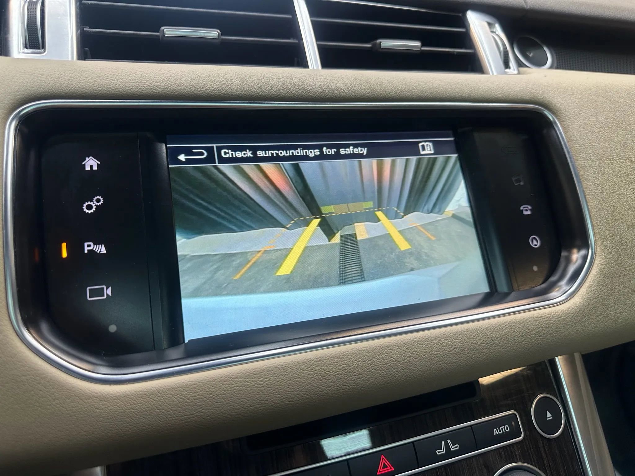 Used 2016 Land Rover Range Rover Sport SE image 16