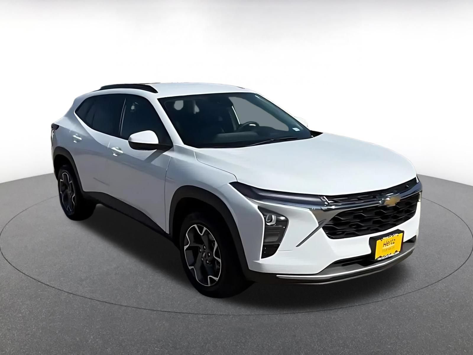Used 2025 Chevrolet Trax LT FWD image 3