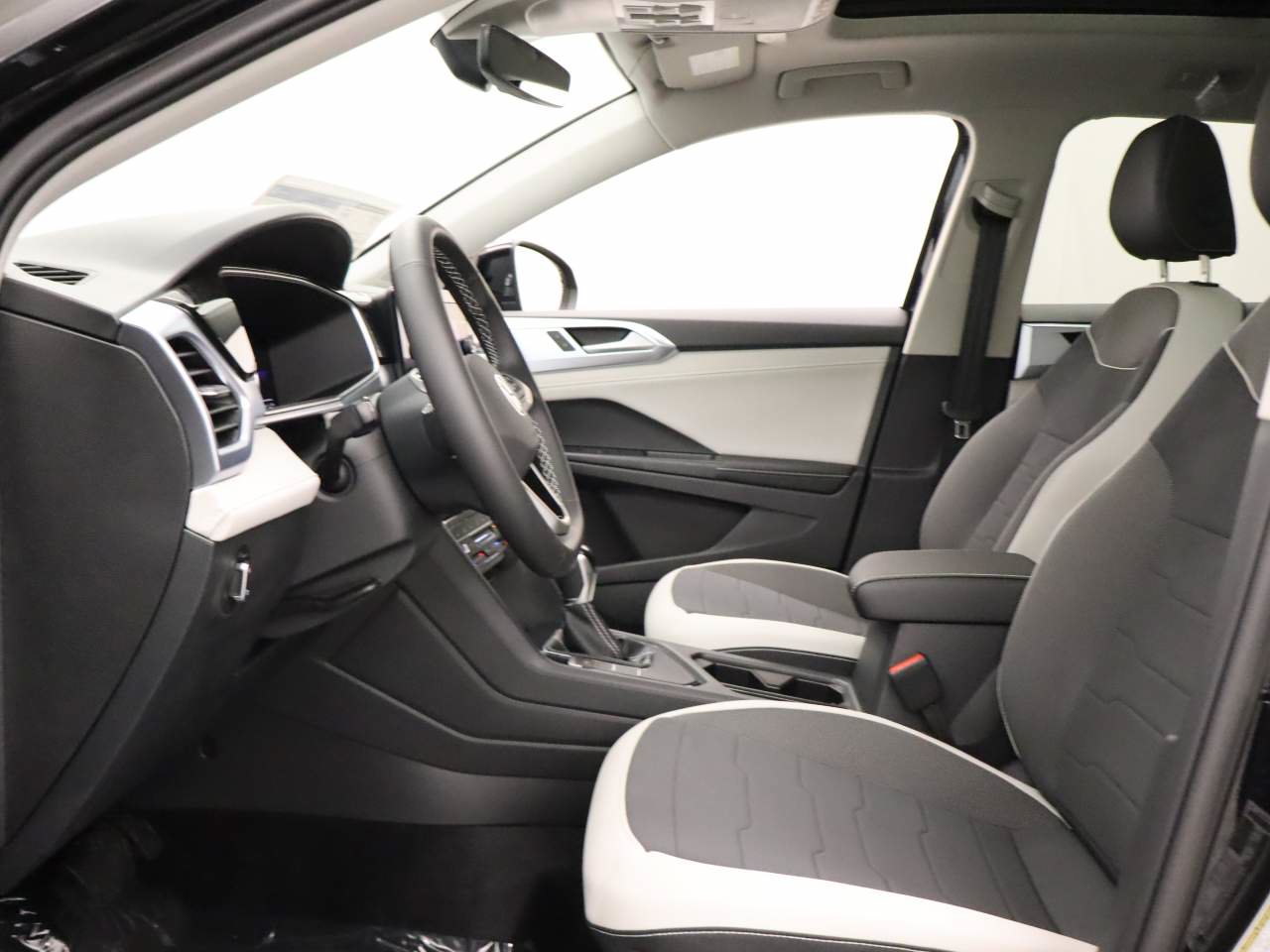 New 2026 Volkswagen Taos SE FWD image 14