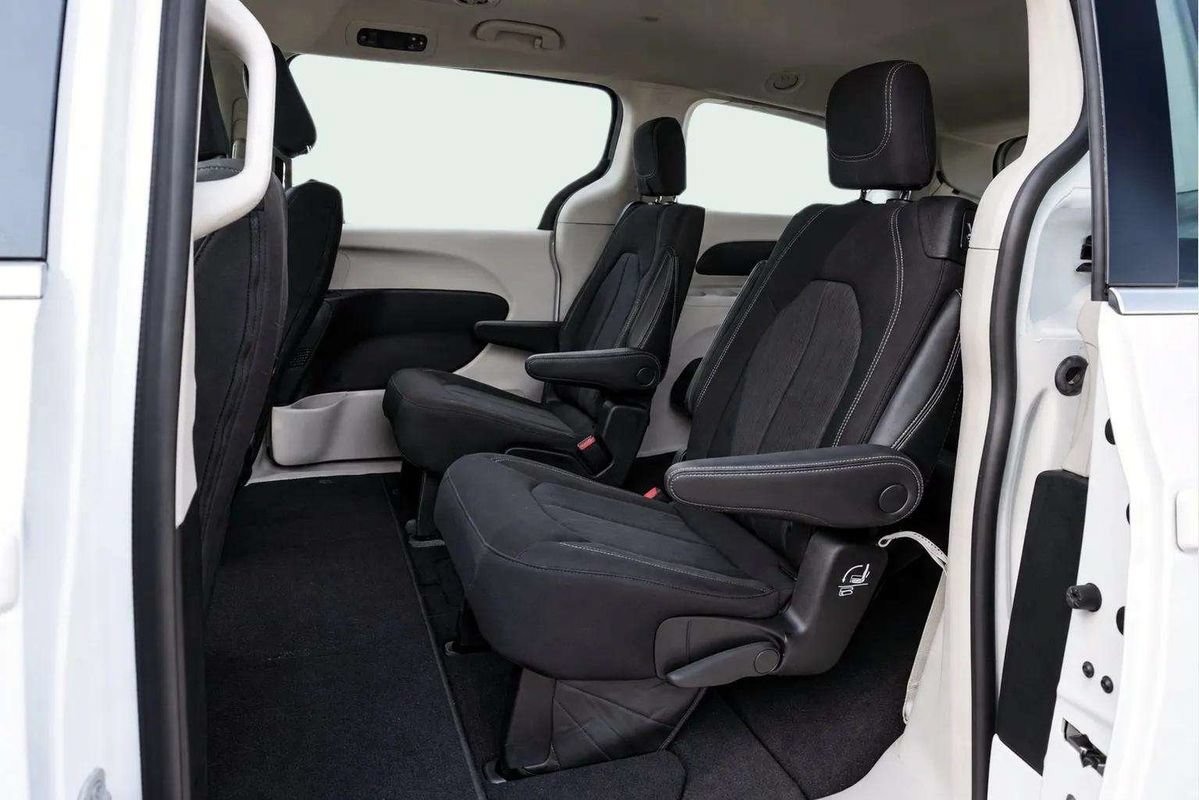 Used 2023 Chrysler Voyager LX FWD image 16