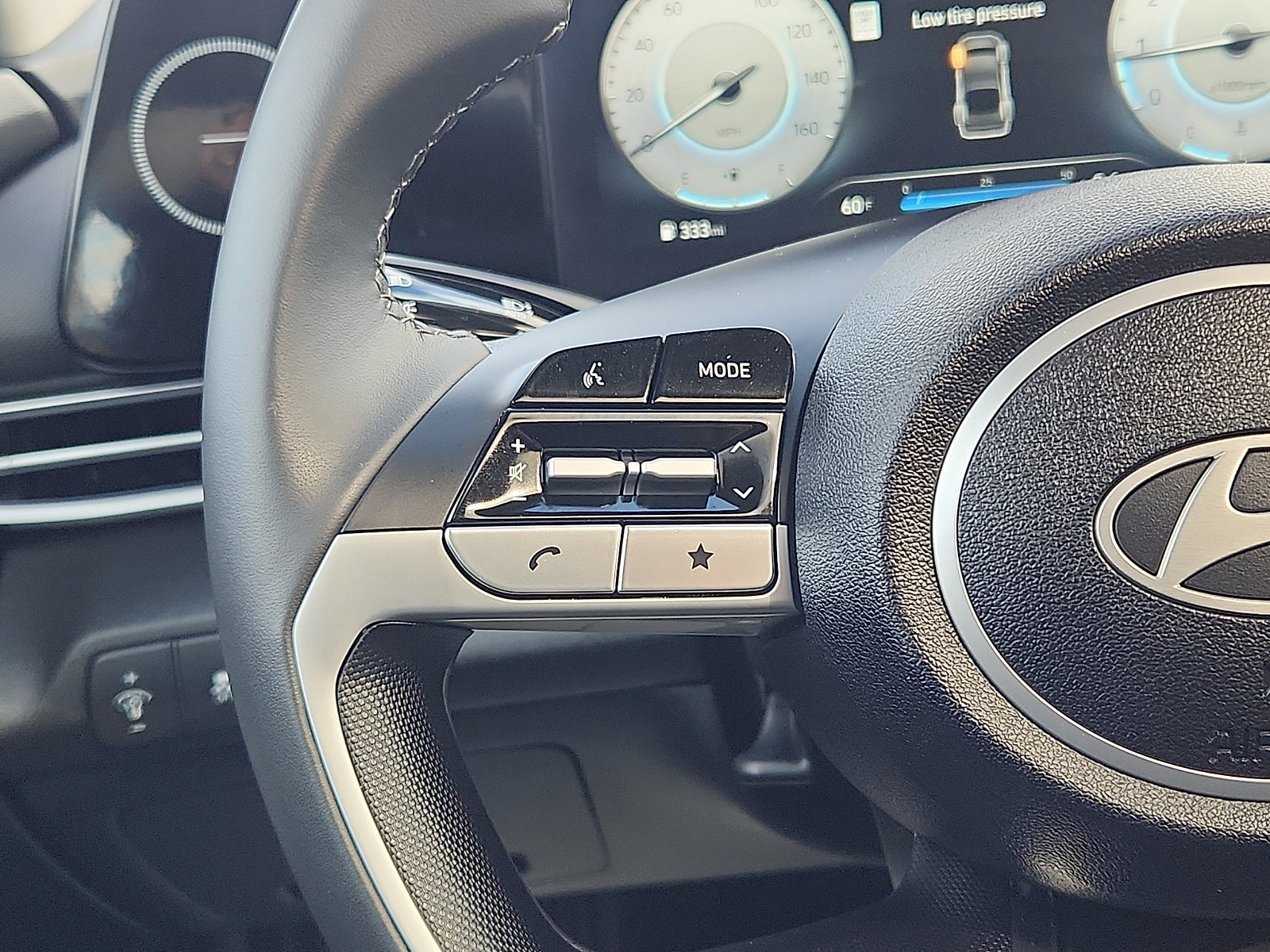 Certified 2025 Hyundai Elantra Limited FWD image 14