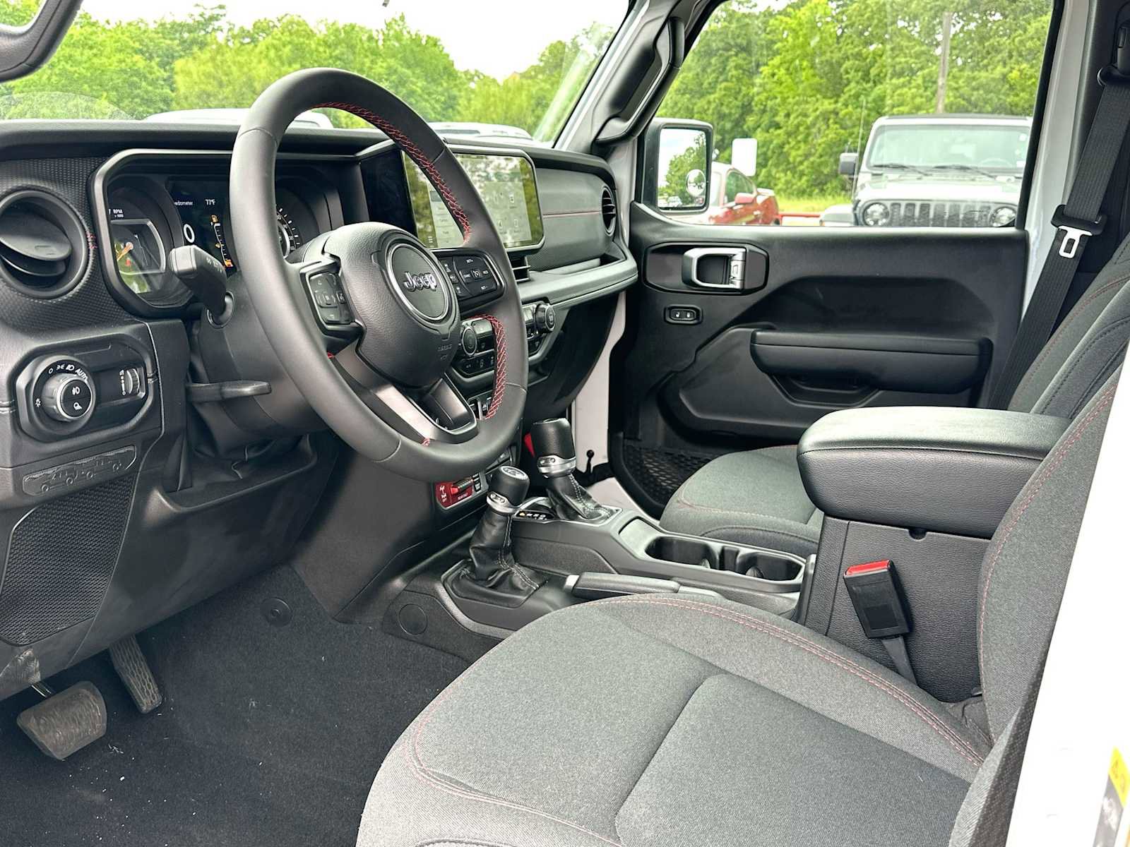 Used 2024 Jeep Gladiator Rubicon AWD/4WD image 18