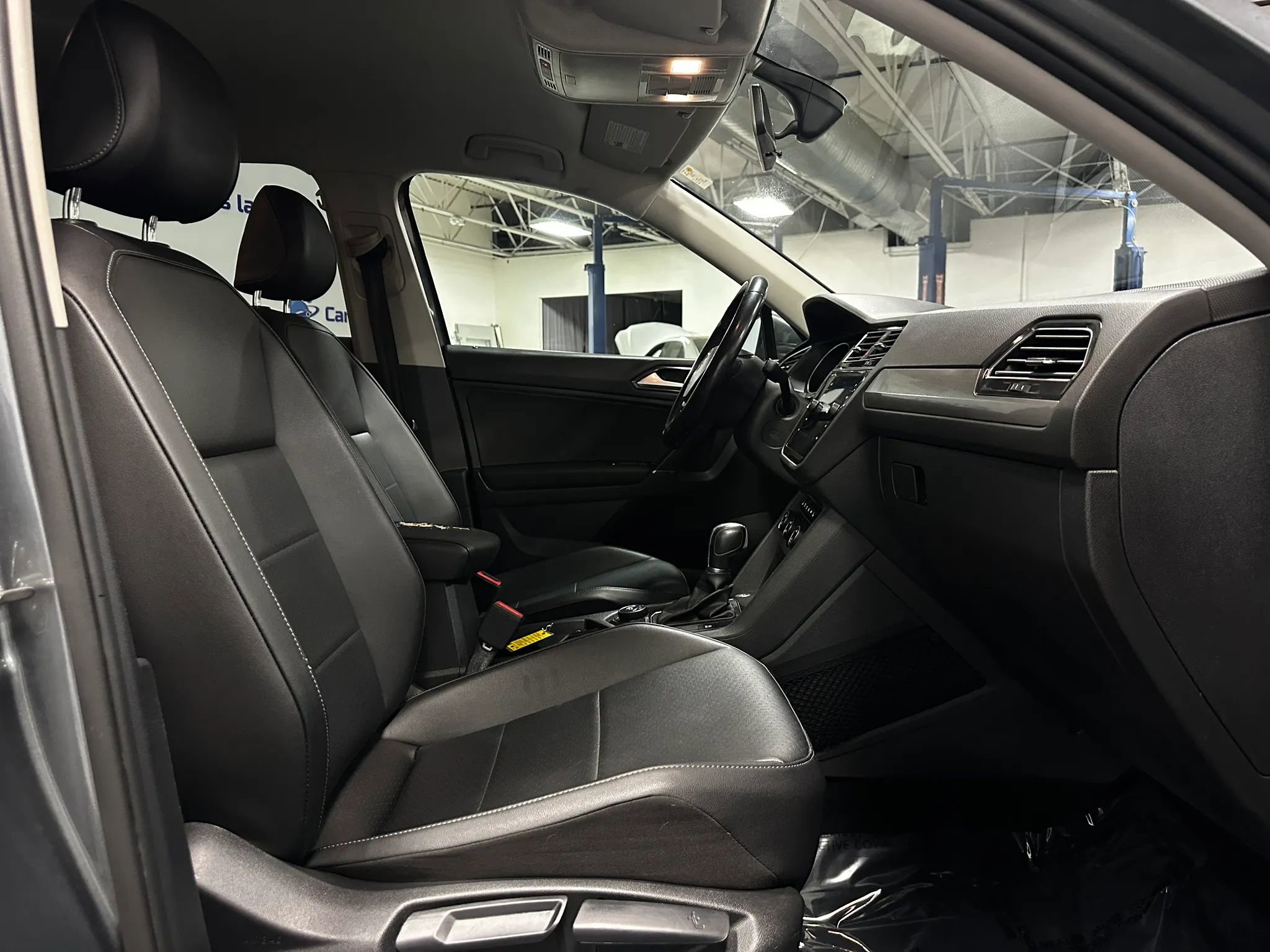 Used 2018 Volkswagen Tiguan SE AWD/4WD image 23