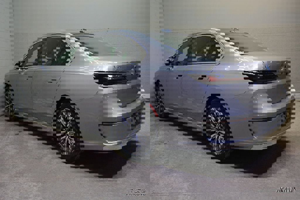 Used 2024 BMW i7 eDrive50 image 3