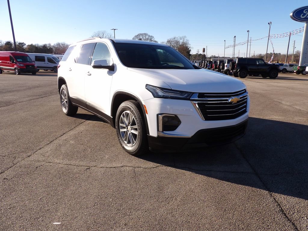 Used 2023 Chevrolet Traverse LT image 2