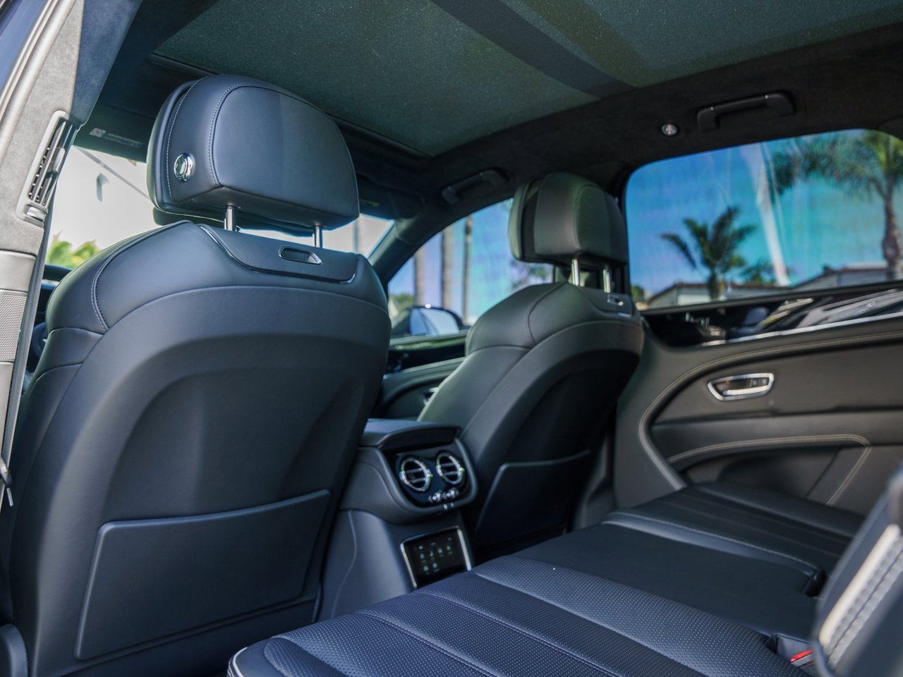 Used 2023 Bentley Bentayga Plug-In Hybrid image 11