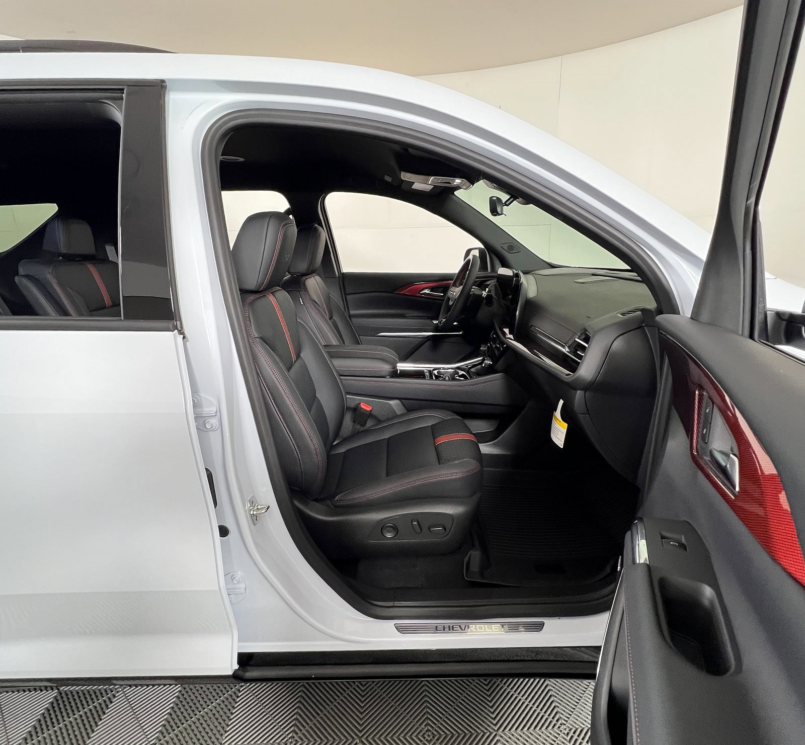 New 2026 Chevrolet Traverse RS w/ LPO, Floor Liner Package image 5