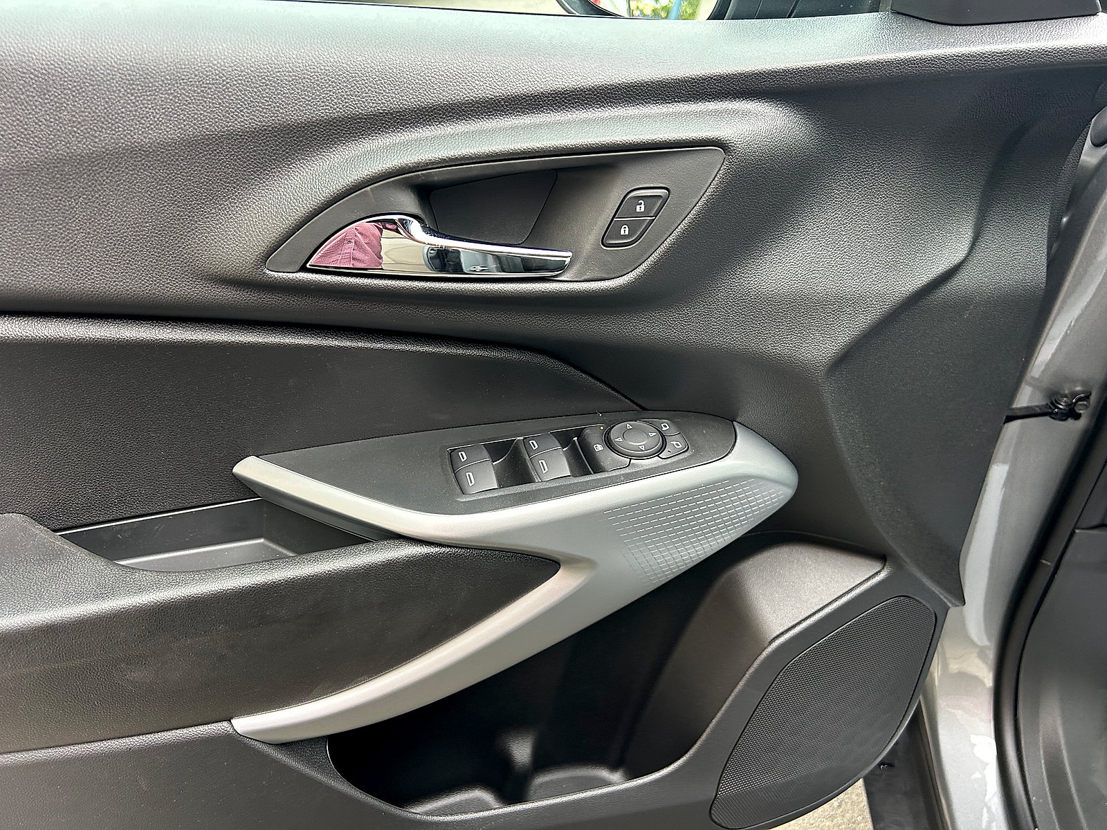 New 2026 Chevrolet Trax RS w/ Sunroof Package FWD image 16