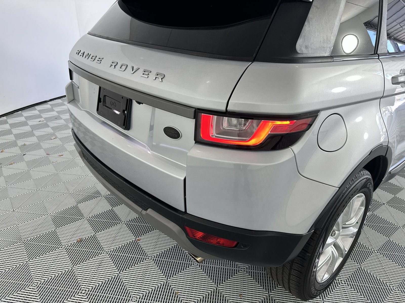Used 2017 Land Rover Range Rover Evoque SE AWD/4WD image 26