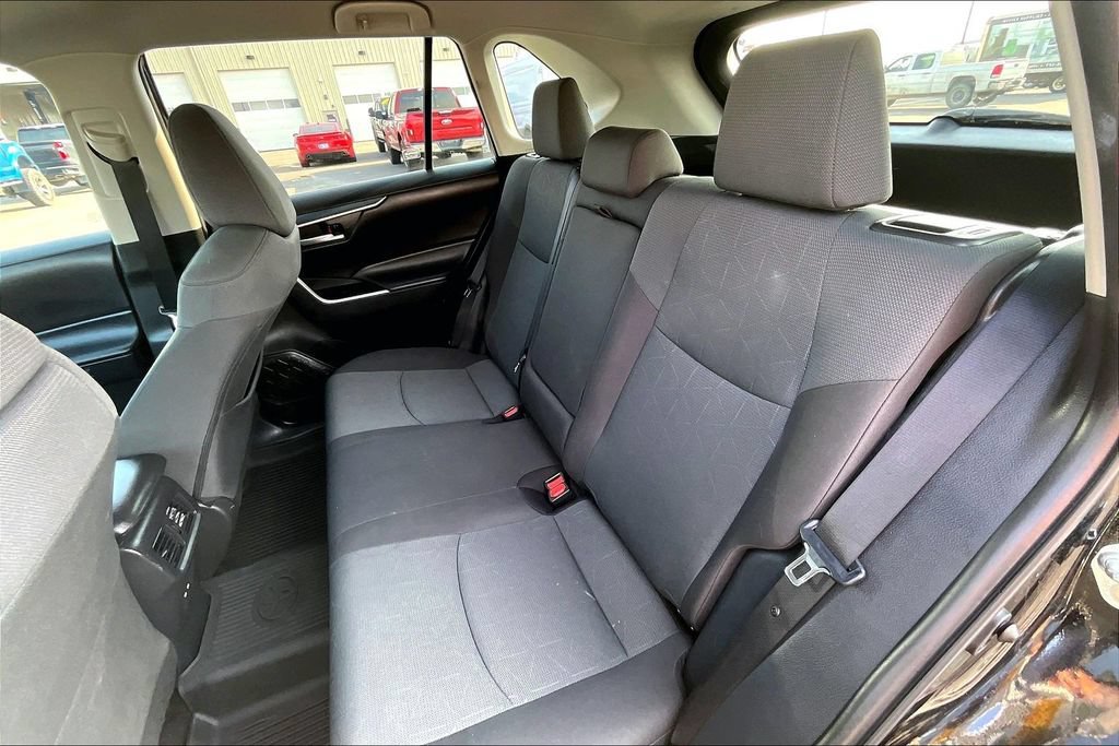 Used 2025 Toyota RAV4 XLE AWD/4WD image 25