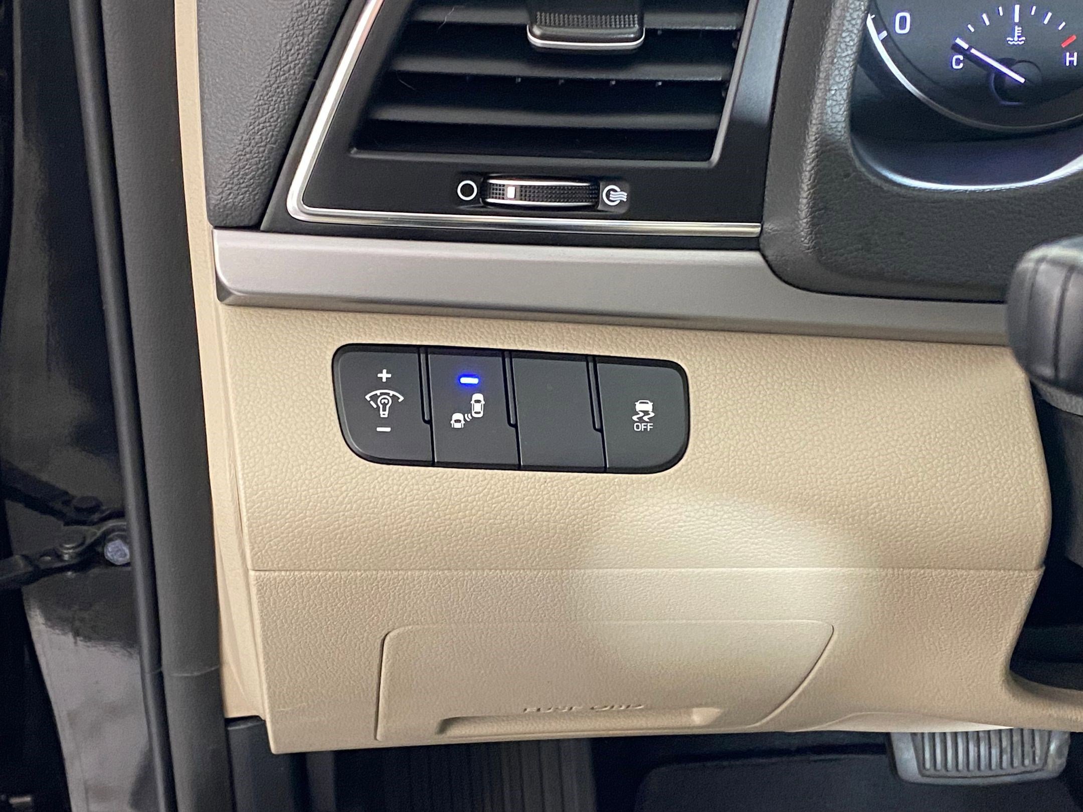 Used 2017 Hyundai Elantra Limited image 19