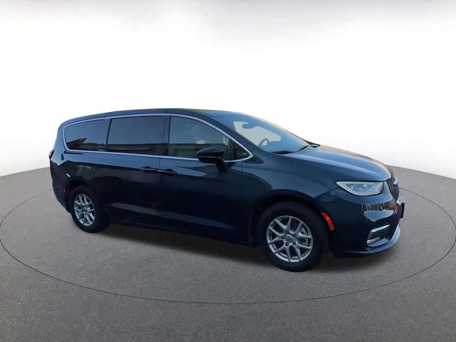 Used 2025 Chrysler Pacifica Select FWD image 2