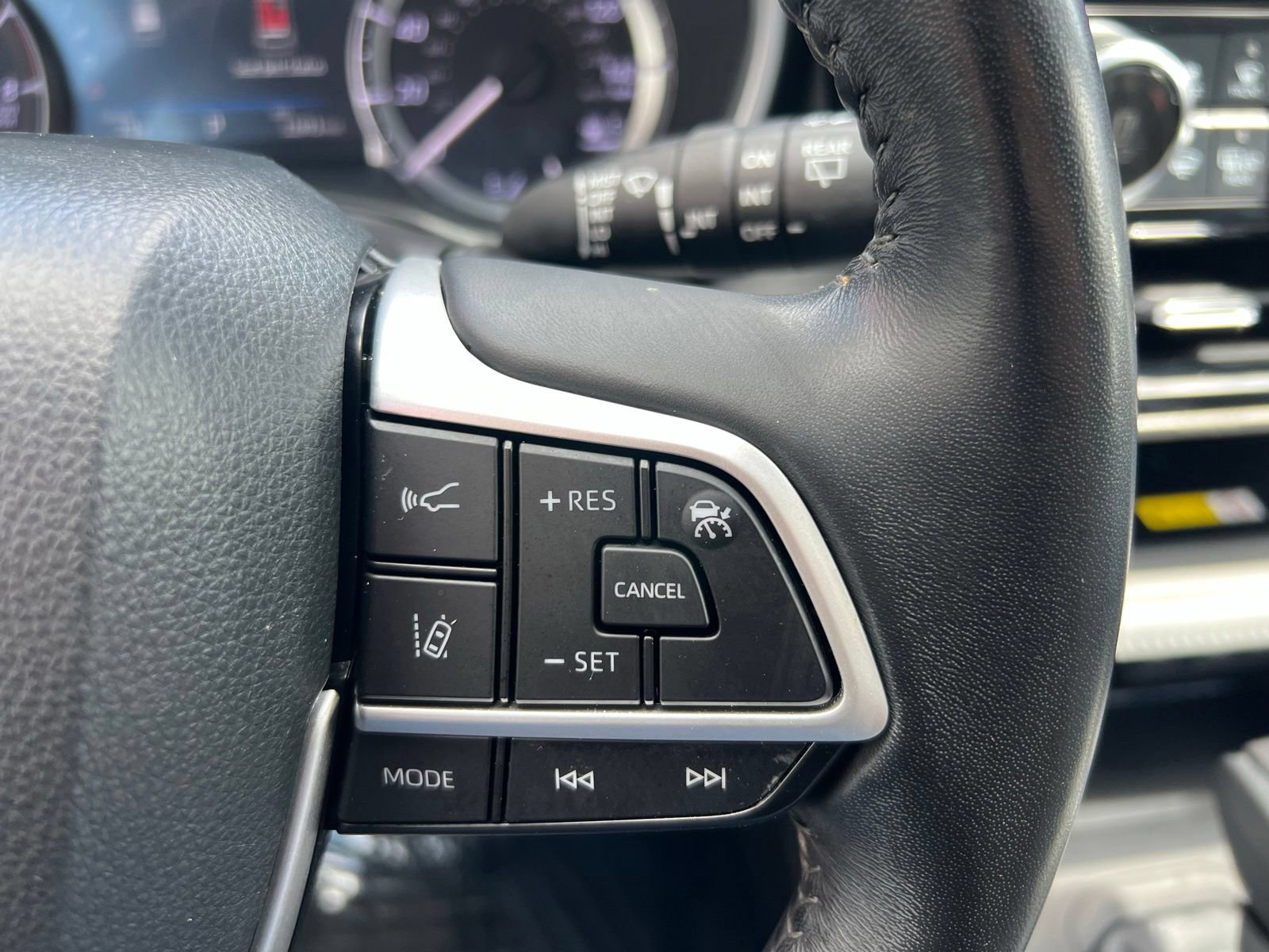 Used 2023 Toyota Highlander XLE FWD image 30