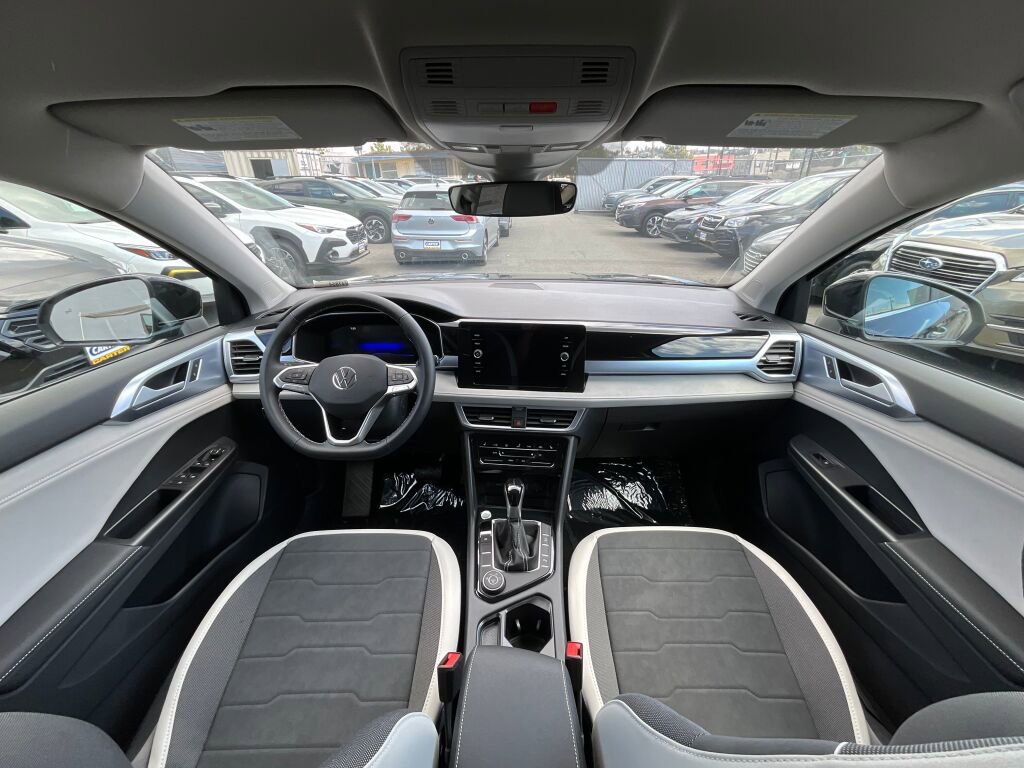 New 2025 Volkswagen Taos SE image 15