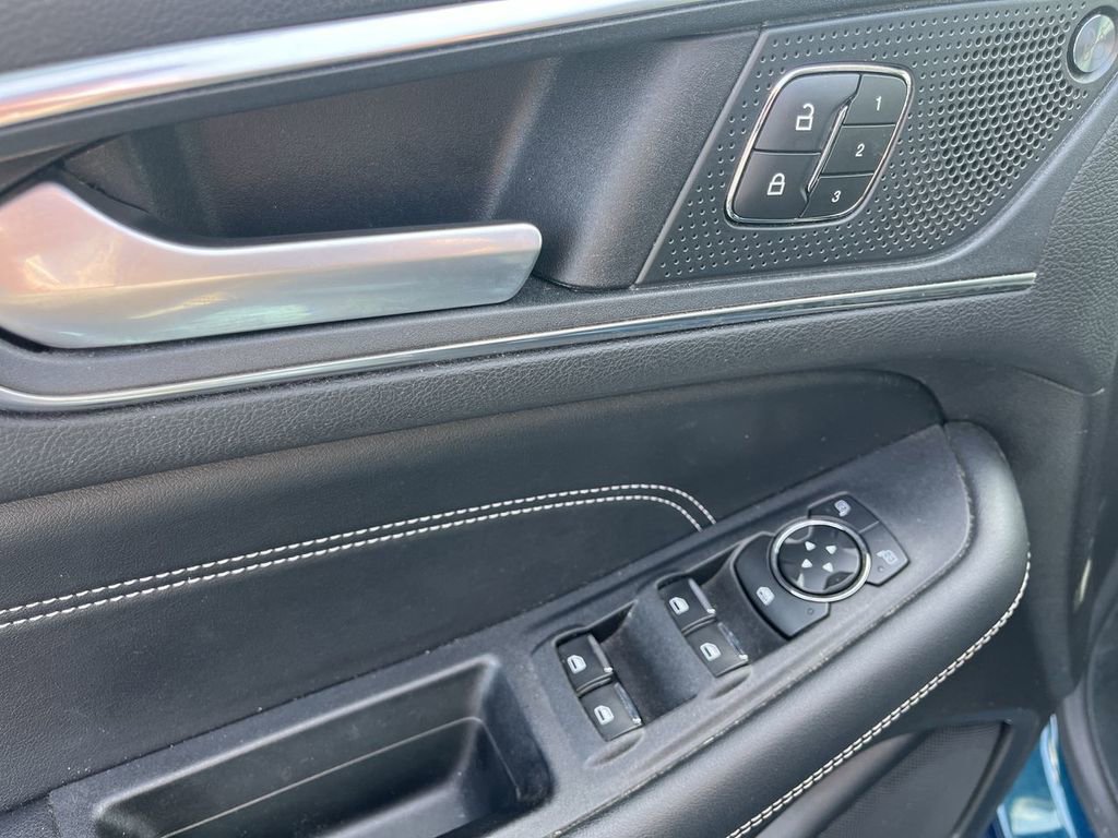 Used 2020 Ford Edge Titanium image 24