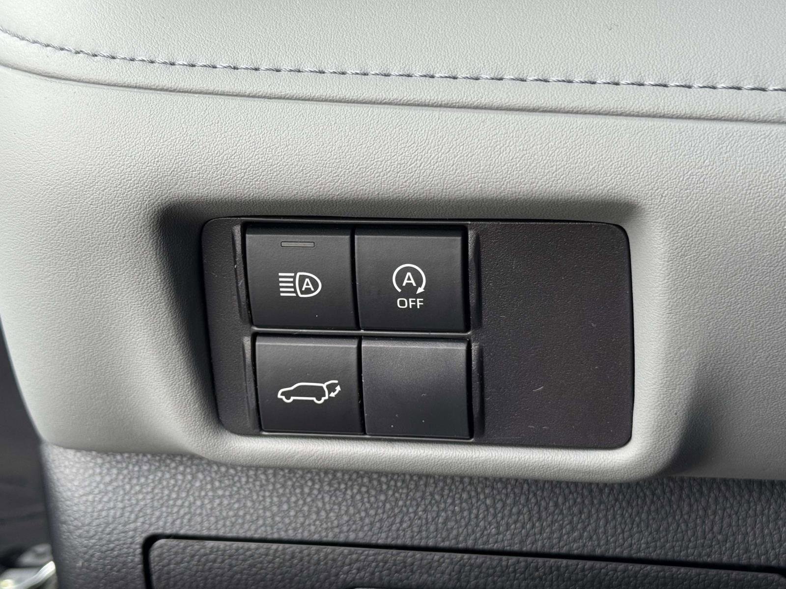 Used 2023 Toyota Highlander LE FWD image 4