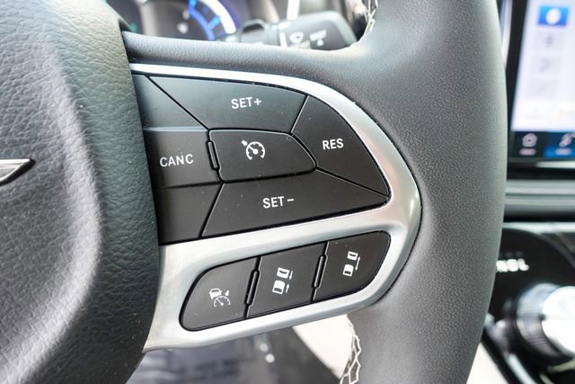 Used 2024 Chrysler Pacifica Select image 14