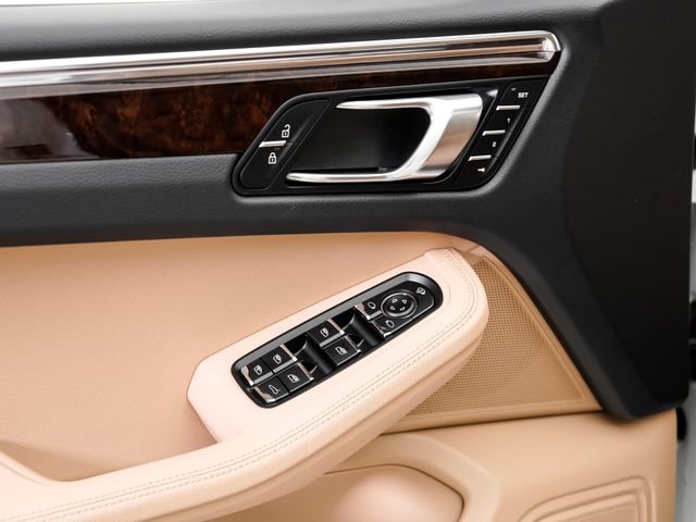 Certified 2026 Porsche Macan AWD/4WD image 8