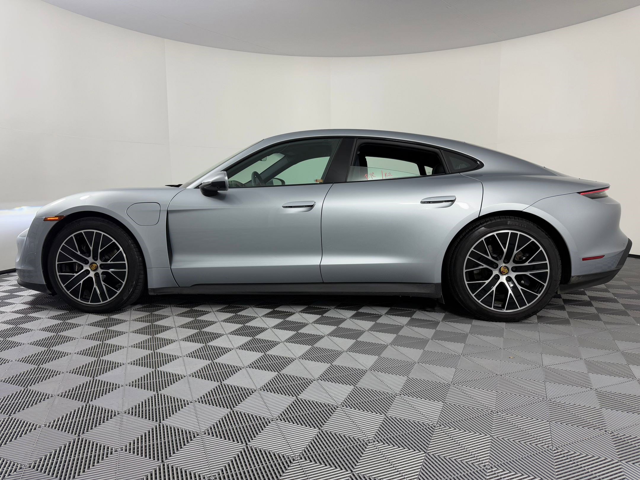 Used 2022 Porsche Taycan image 2