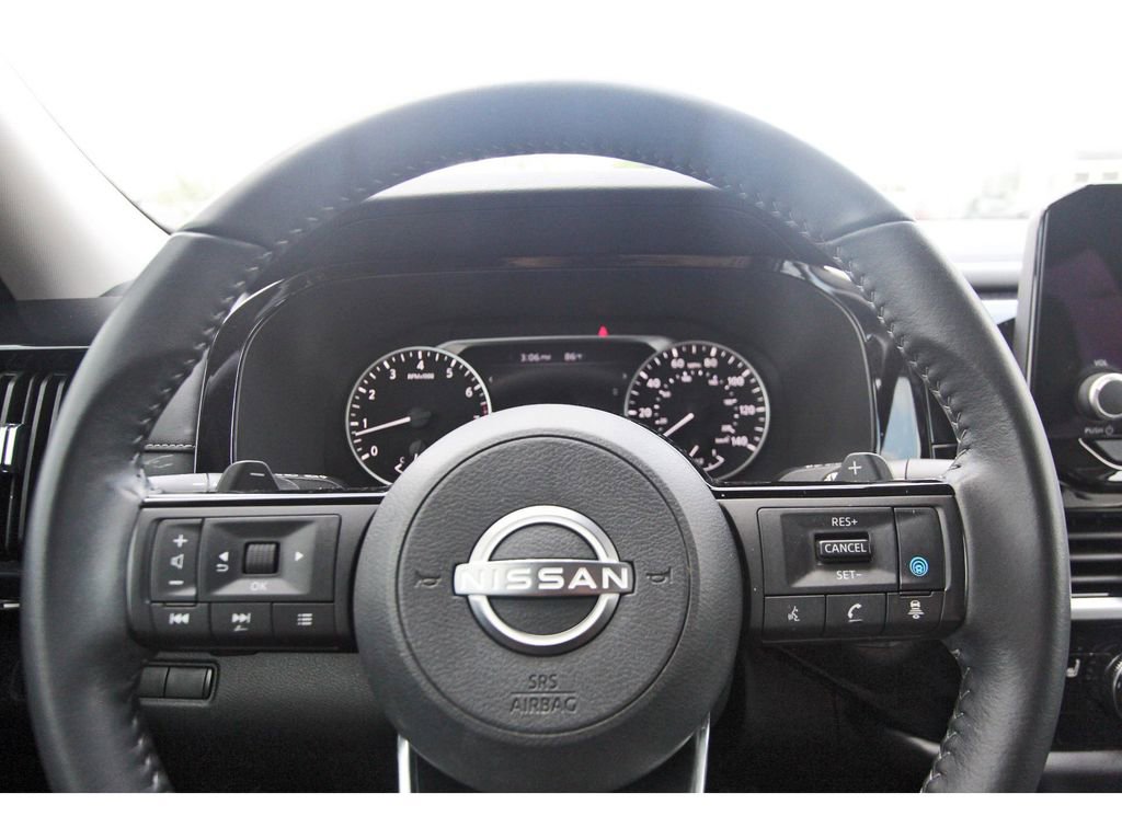 Used 2023 Nissan Pathfinder SV image 11