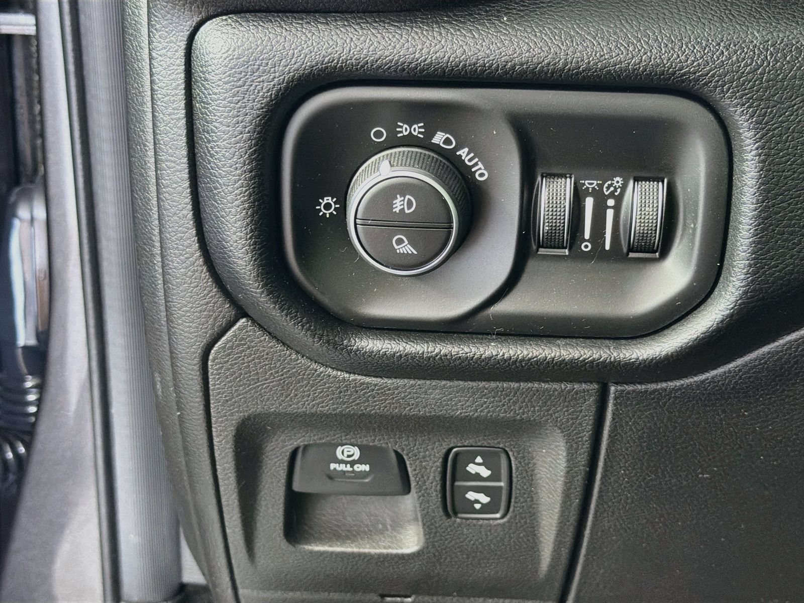 Used 2019 RAM 1500 Laramie AWD/4WD image 10