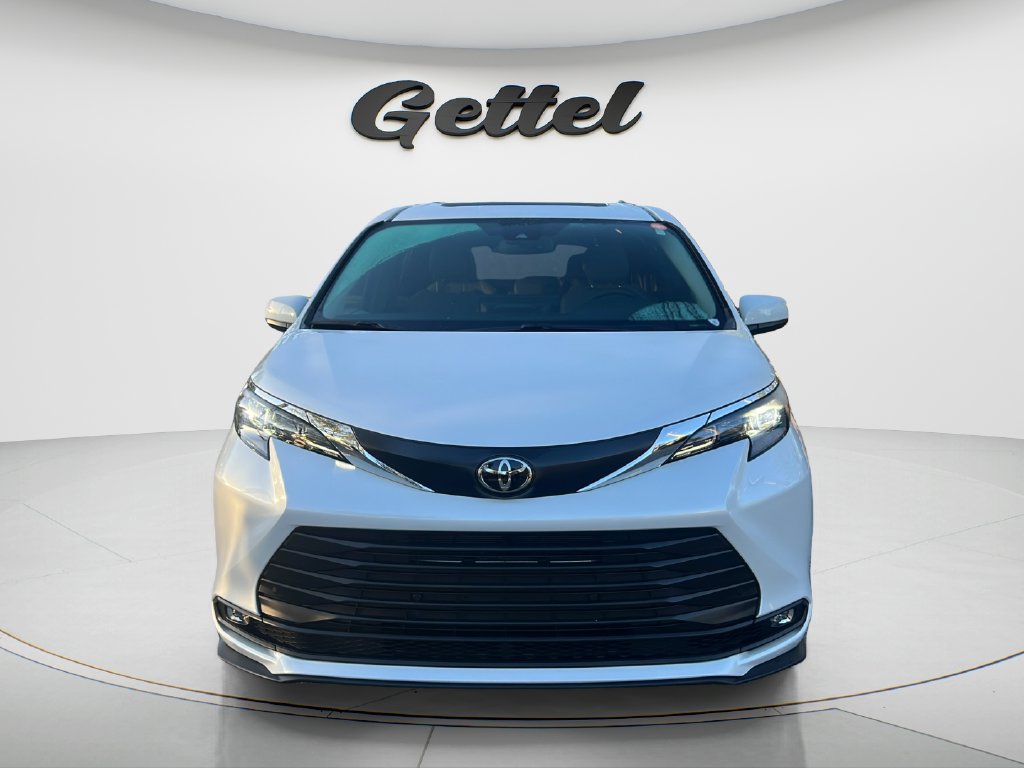 Certified 2026 Toyota Sienna XLE FWD image 2