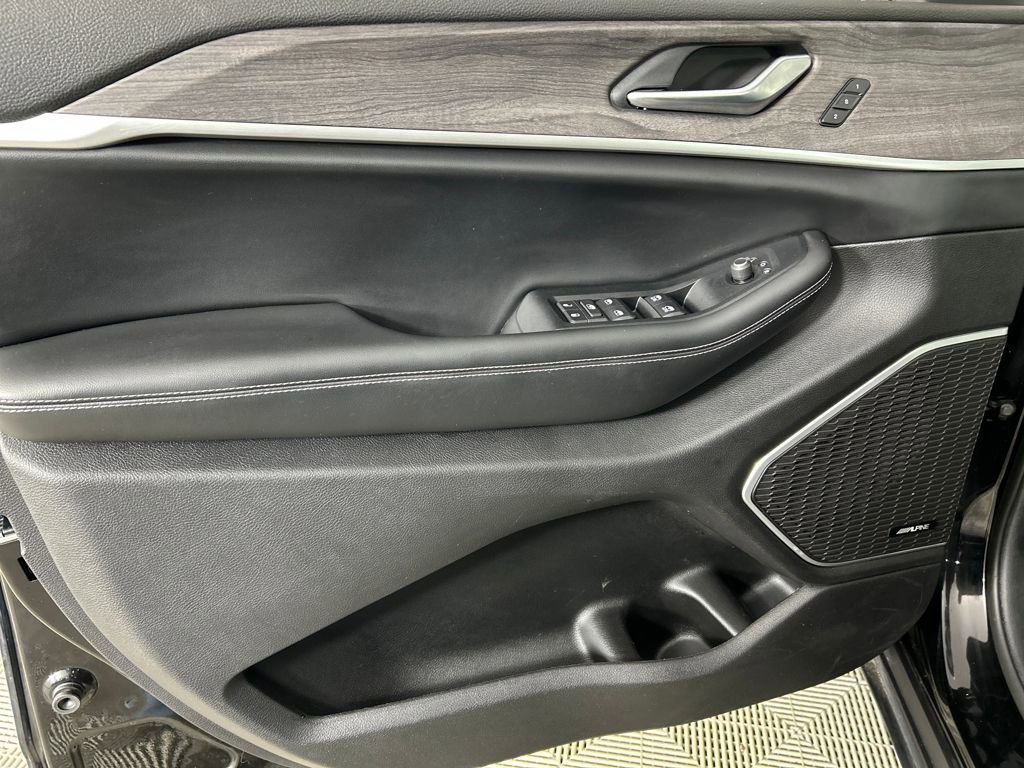 Used 2022 Jeep Grand Cherokee L Limited w/ Black Appearance Package image 11