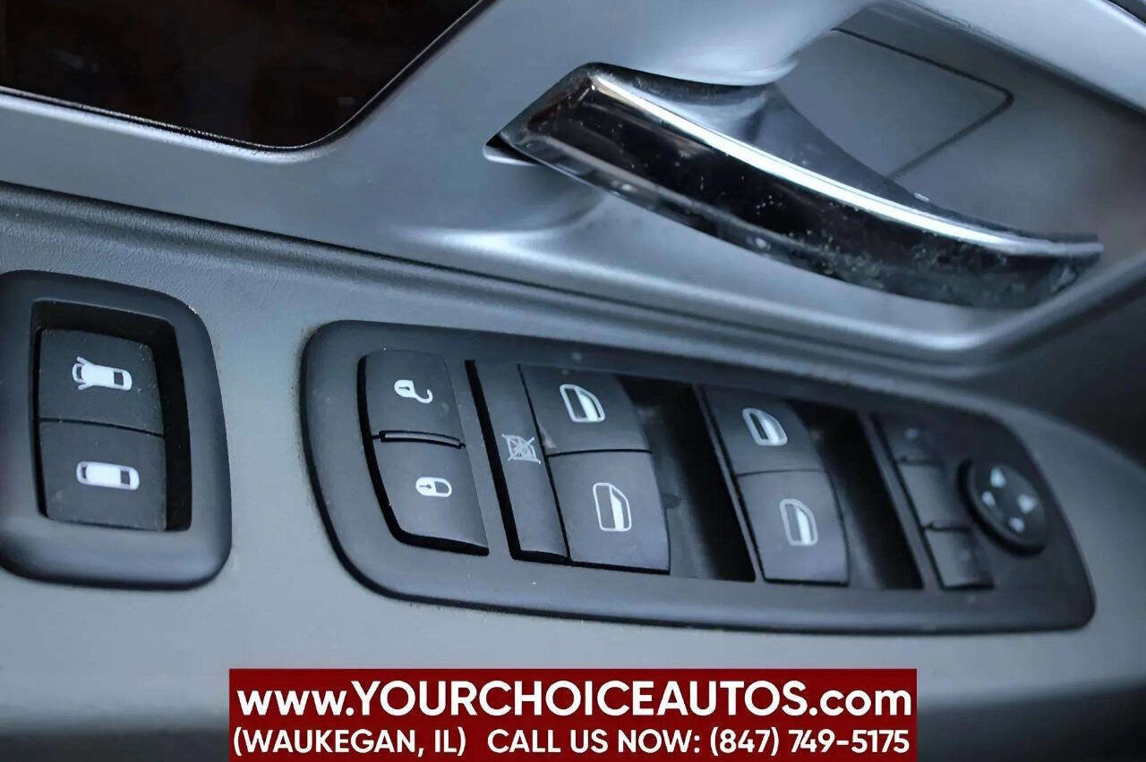 Used 2010 Chrysler Town & Country Touring image 32