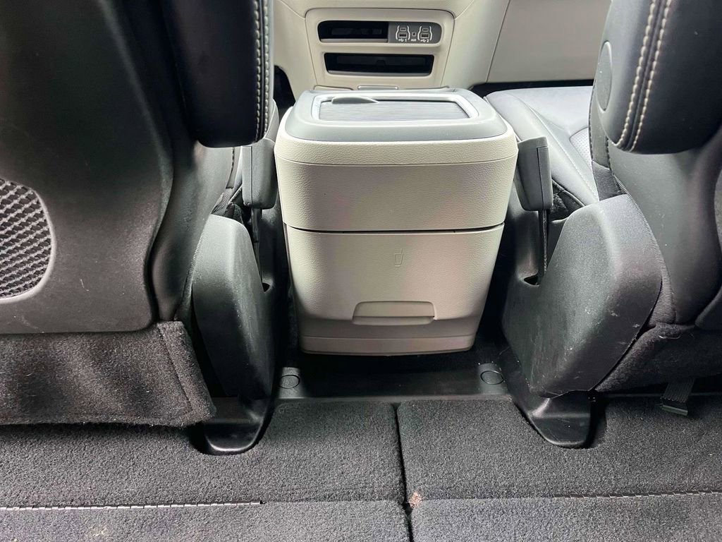 Used 2024 Chrysler Pacifica Touring-L image 4
