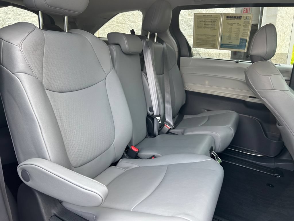Used 2022 Toyota Sienna XLE w/ XLE Plus Package FWD image 16