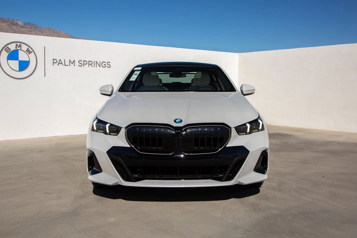New 2026 BMW 550e xDrive image 4