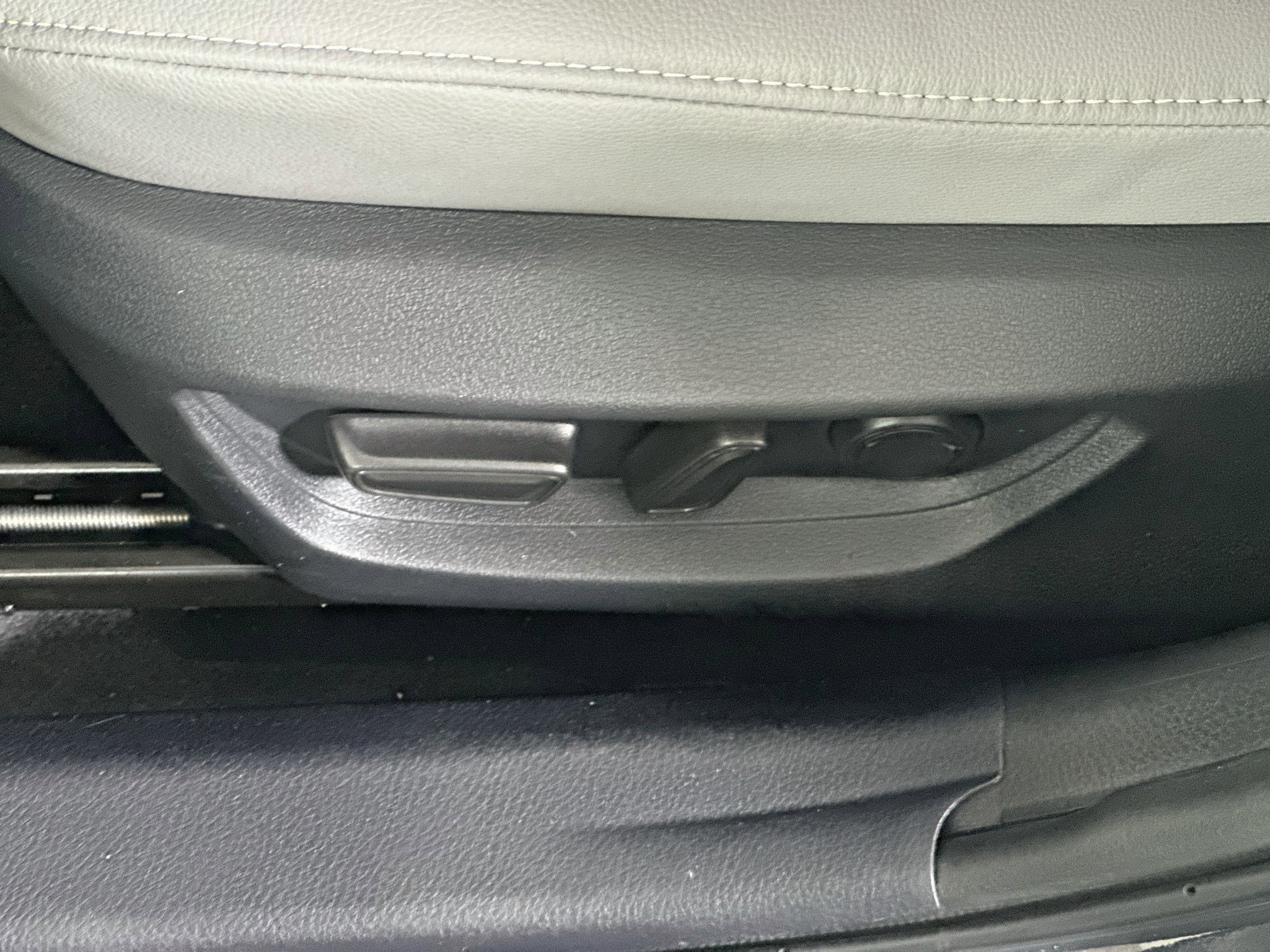 Used 2025 Toyota Camry SE FWD image 13