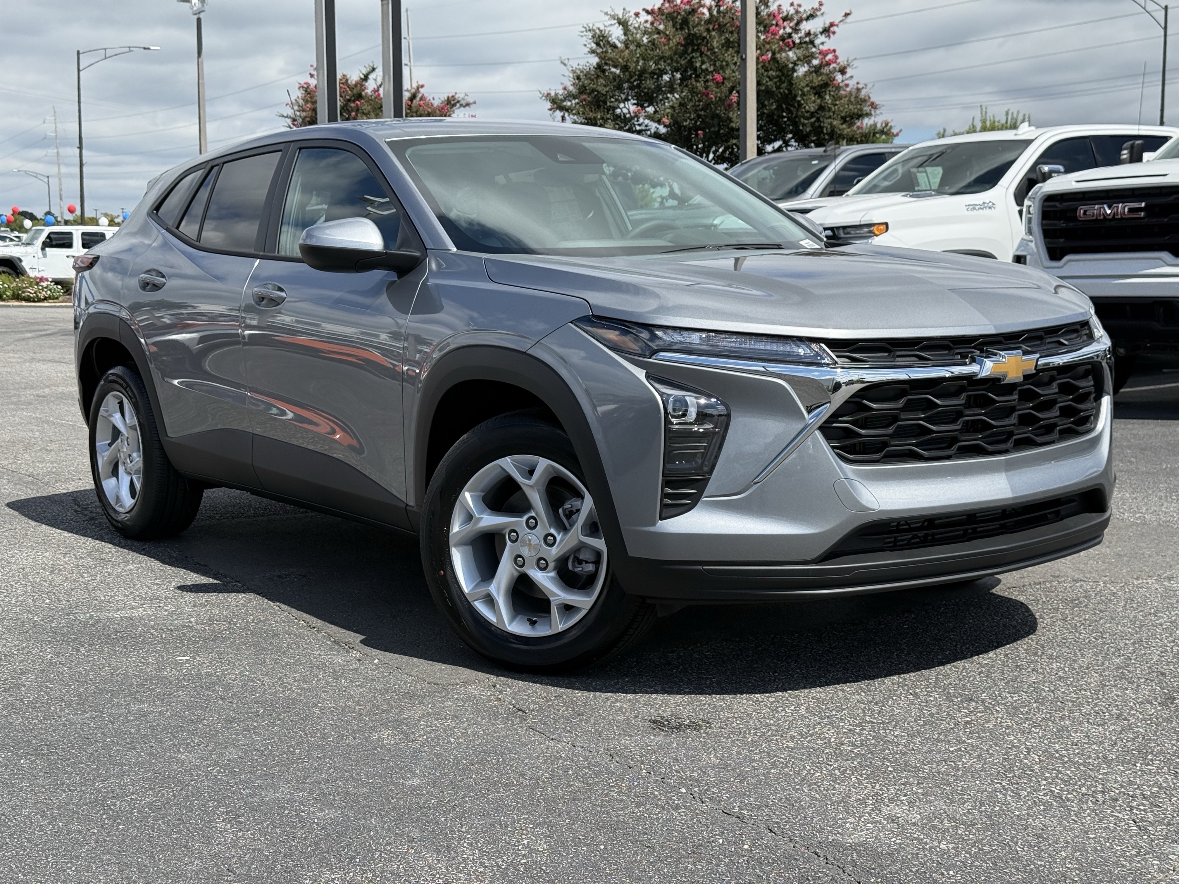 New 2026 Chevrolet Trax LS w/ LS Convenience Package FWD image 2