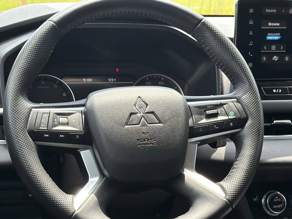 Used 2025 Mitsubishi Outlander SE FWD image 23