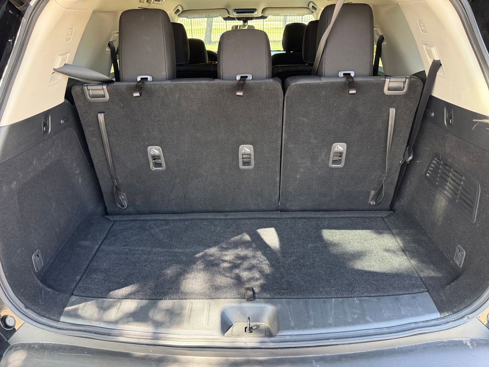 Used 2025 Nissan Pathfinder SV FWD image 33