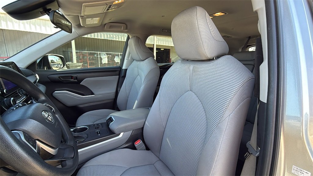 Used 2023 Toyota Highlander L image 13